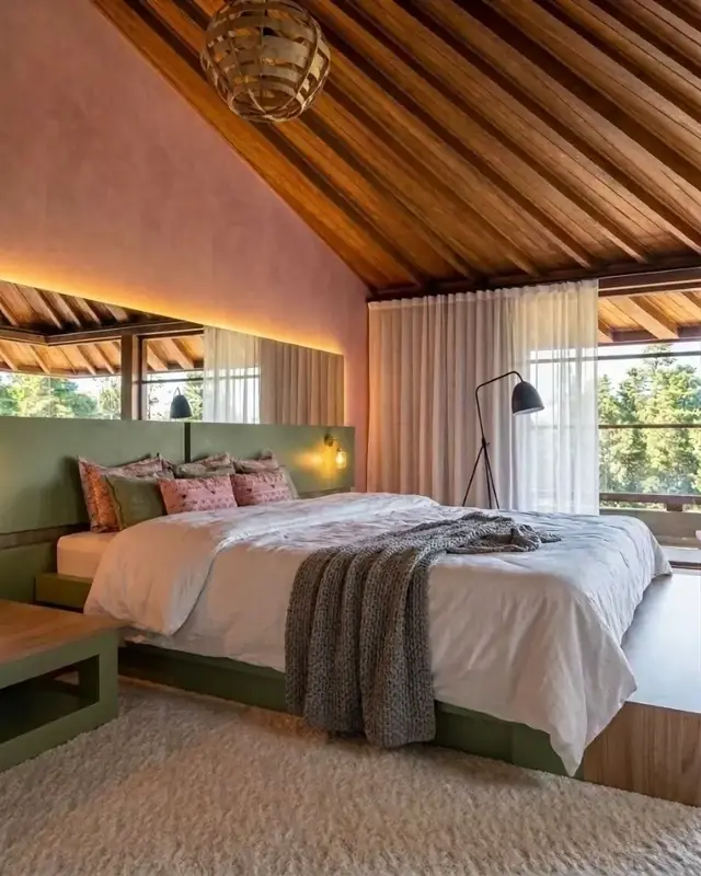 Quarto com forro de madeira e parede rosa